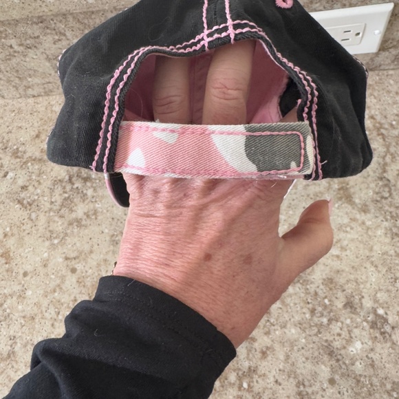 CAMO CLUB WOMENS BASEBALL HAT EXCELLENT CONDITION WITH SECURE VELCRO CLOSURE - Picture 3 of 5